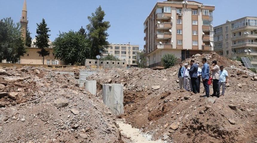 Şair Nabi&rsquo;deki Semt Pazarı İnşaatı S&uuml;r&uuml;yor