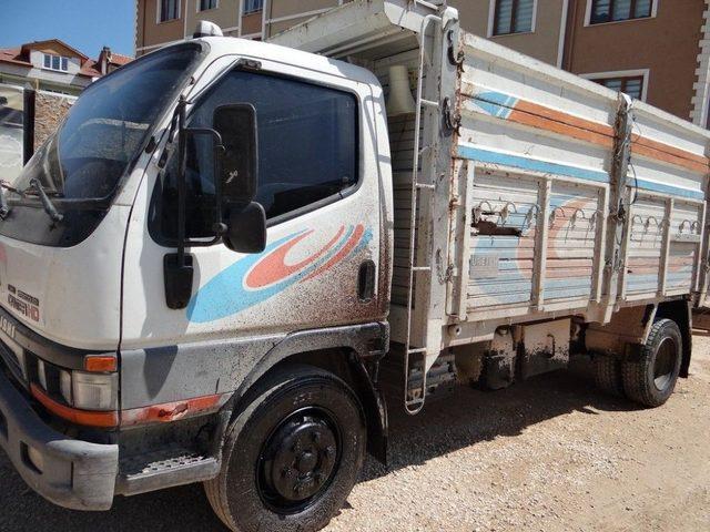 Bu Yoldan Ge&ccedil;en S&uuml;r&uuml;c&uuml;ler Oto Yıkamacıların Yolunu Tutuyor 3