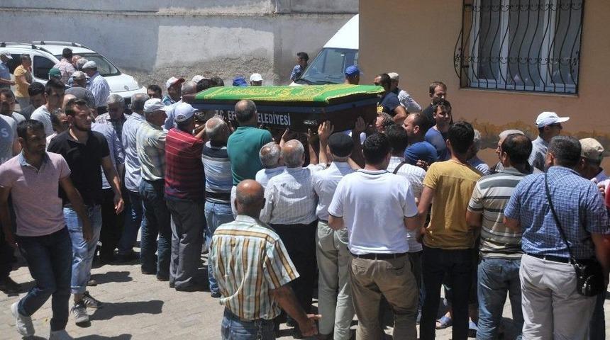 Tanker Kazasında &Ouml;len S&uuml;r&uuml;c&uuml; Son Yolculuğuna Uğurlandı
