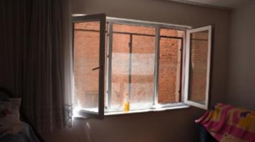 Pencerenin Demir Korkuluklarını Sökerken Düştü