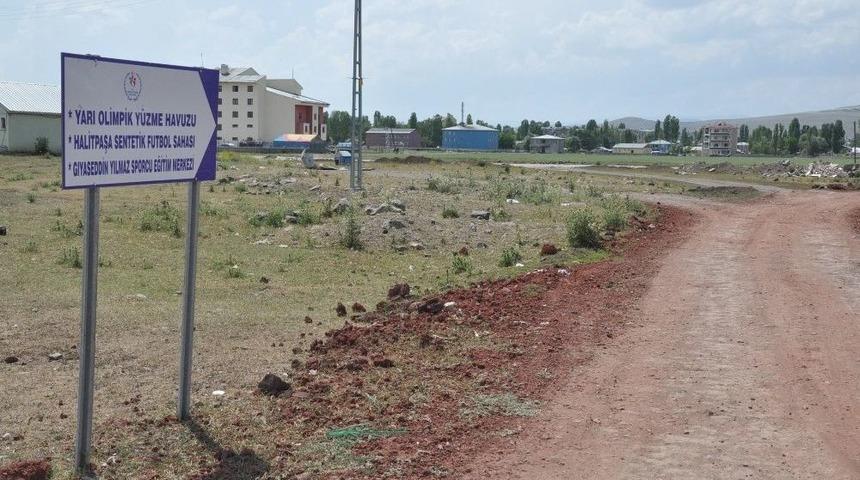 Kars’ta 1,5 Milyon Tl.’lik Olimpik Havuz Var, Havuzun Yolu Yok