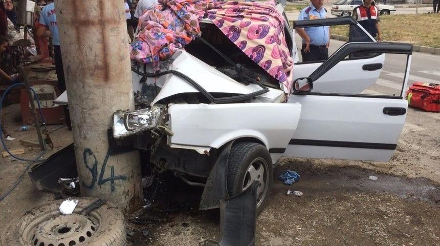 Suriyelilerin İ&ccedil;indeki Otomobil Direğe &Ccedil;arptı: 1 &Ouml;l&uuml;, 8 Yaralı