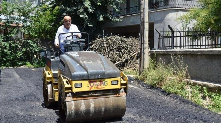 Bu İl&ccedil;ede Belediye Başkanı Asfaltı Kendisi D&ouml;k&uuml;yor