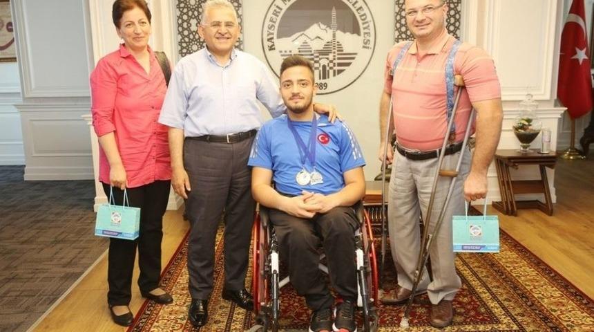 Engelli Milli Basketbolcu Burak Şen Başkan B&uuml;y&uuml;kkılı&ccedil;&rsquo;ı Ziyaret Etti