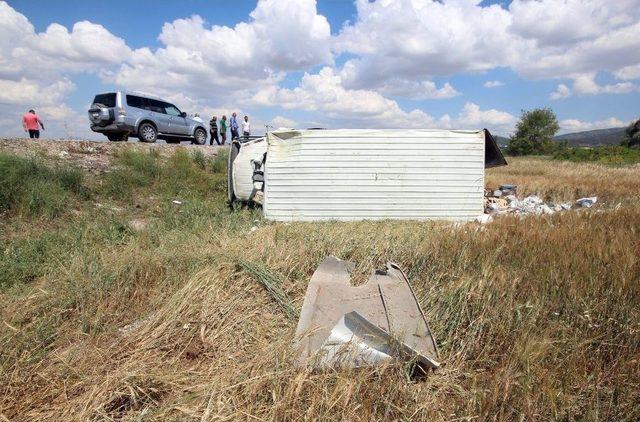 Yemek Kamyoneti Tarlaya Devrildi: 1 Ölü, 4 Yaralı