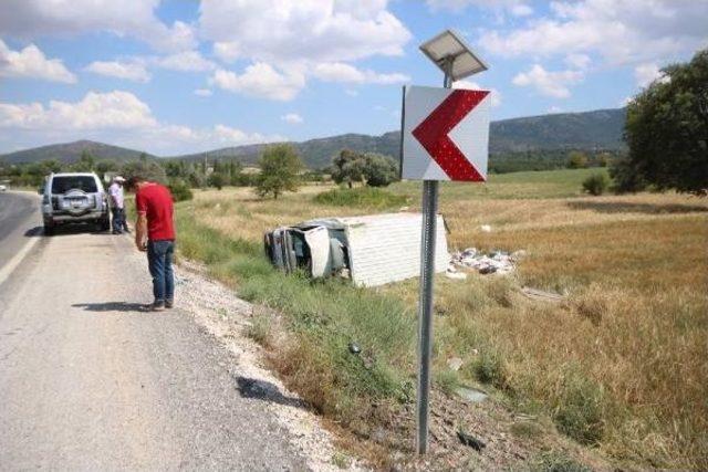 Yemek Kamyoneti Tarlaya Devrildi: 1 Ölü, 4 Yaralı