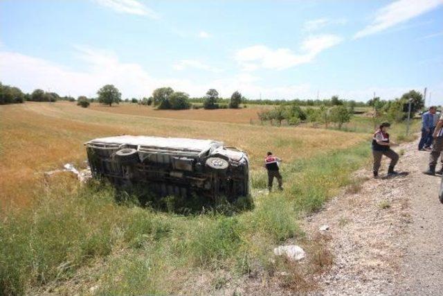 Yemek Kamyoneti Tarlaya Devrildi: 1 Ölü, 4 Yaralı