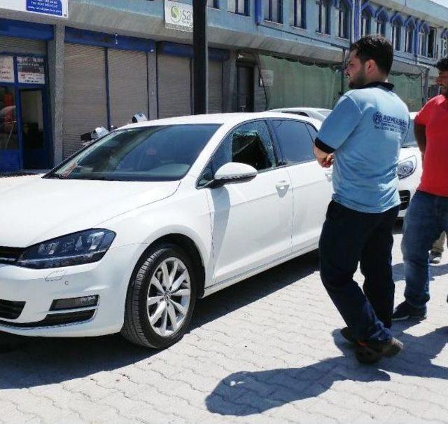 Otomobildeki 55 Bin Lirayı, 10 Saniyede Çalıp Kaçtılar