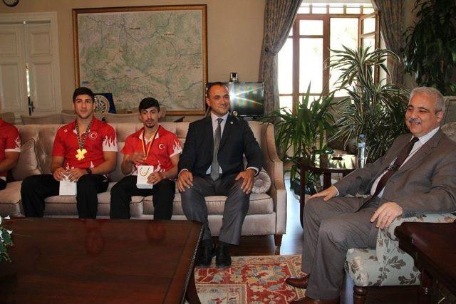 Avrupa Şampiyonluklarını 15 Temmuz Şehitlerine Armağan Ettiler 2