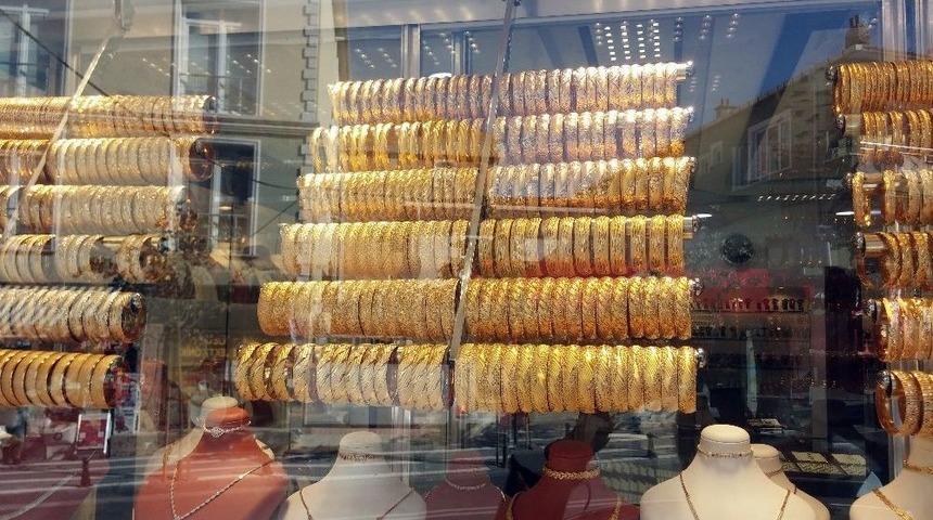 Otomobilden 5 Kilo Altın &Ccedil;alarak Kayıplara Karıştılar