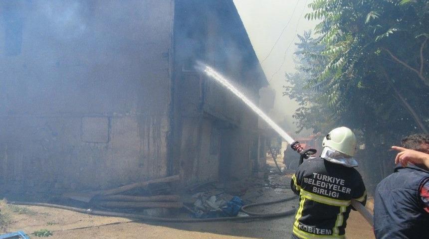 2 Katlı Ev Yangında K&uuml;l Oldu