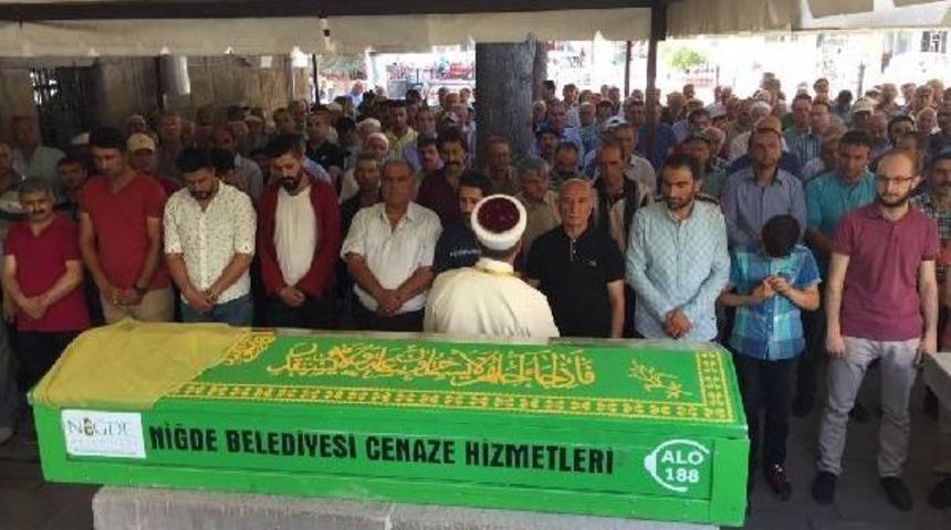 Niğde'de Kaza &Ouml;len 4 Kişi Toprağa Verildi