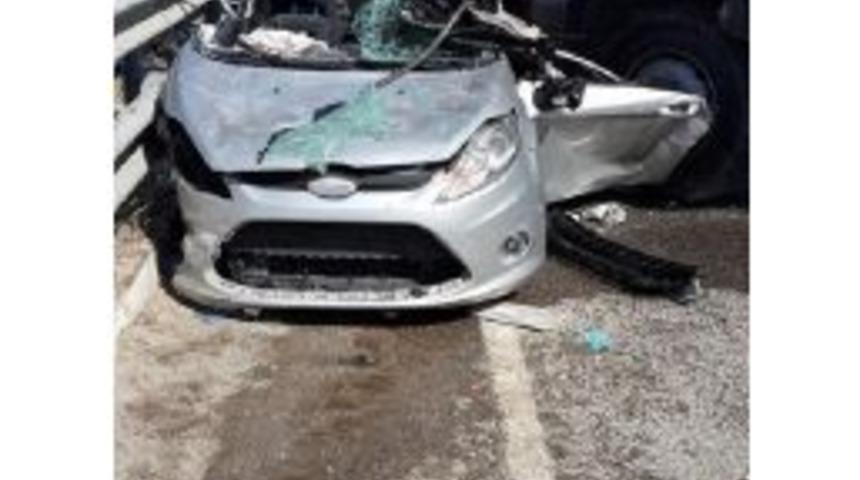 Tır Otomobile &Ccedil;arptı: 2 &Ouml;l&uuml;, 2 Yaralı