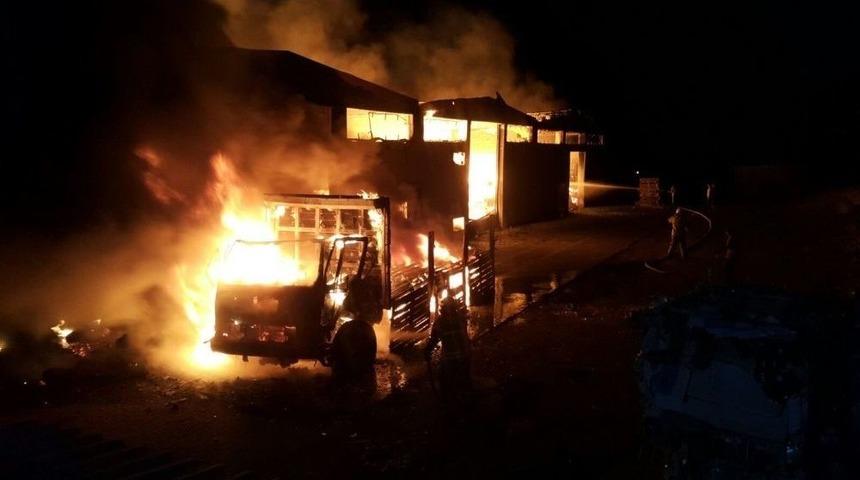 Koli Fabrikası Alev Alev Yandı