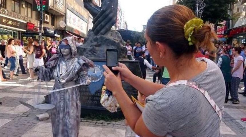 'adalet Y&uuml;r&uuml;y&uuml;ş&uuml;'nden Etkilenen Tiyatro Sanat&ccedil;ısından &lsquo;Adalet Duruşu&rsquo;