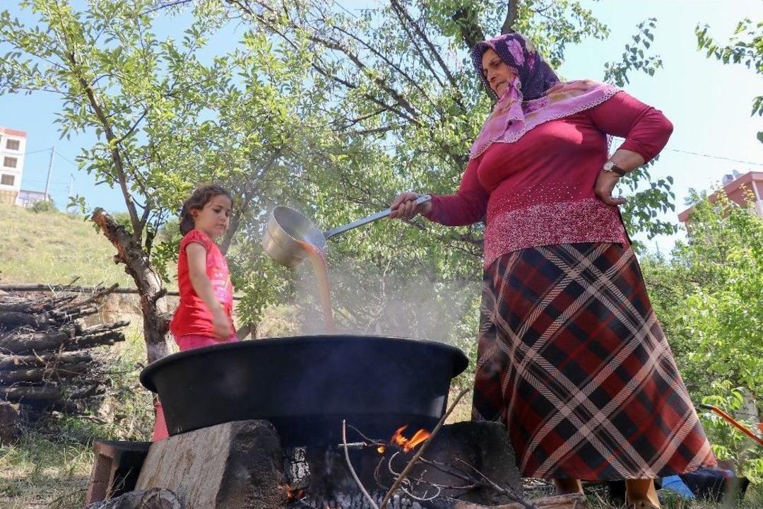Şifa Kaynağı Dut Pekmezinin Zorlu Ser&uuml;veni