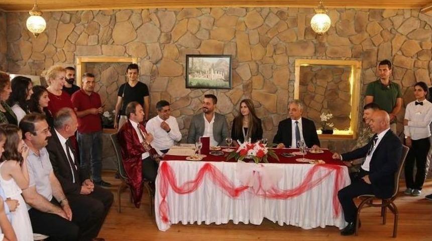 Vali Toprak, Gen&ccedil; &Ccedil;iftin Nik&acirc;h T&ouml;renine Katıldı