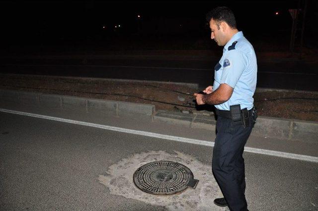 Kapağı A&ccedil;ık Kalan R&ouml;gara D&uuml;şen Otomobillerin Lastikleri Patladı 1