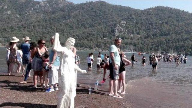 Turistlerin Akınına Uğrayan Kızkumu'nda Istenmeyen Görüntüler