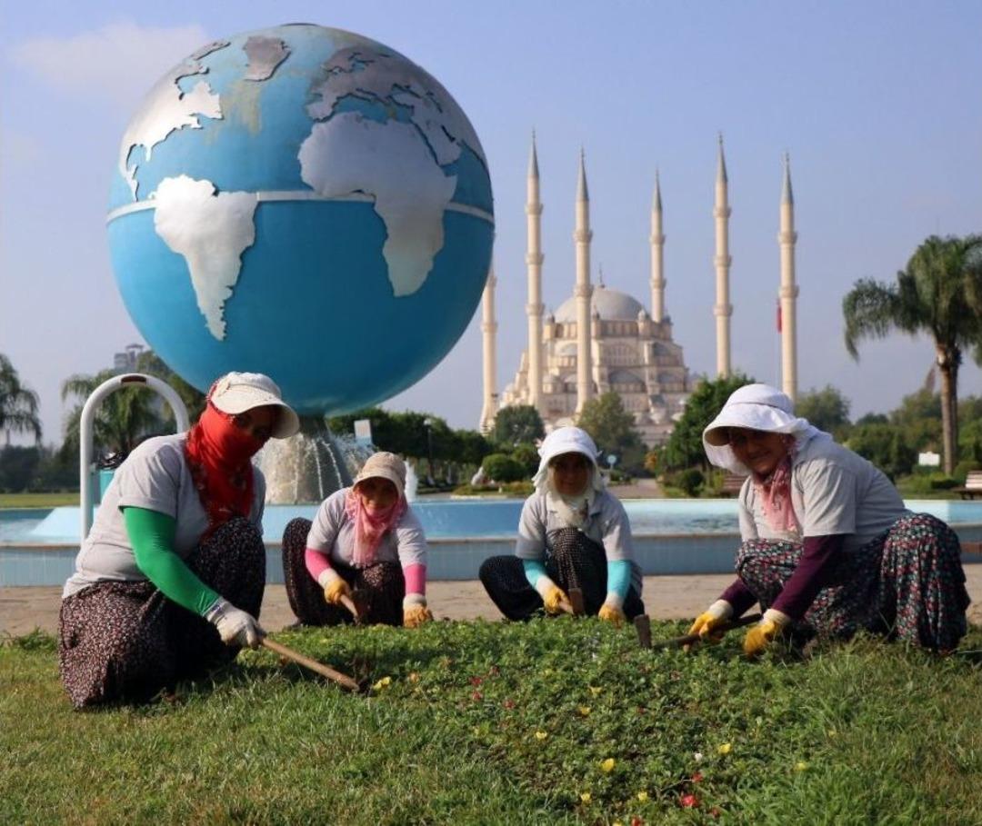 Adana&rsquo;yı G&uuml;zelleştiren Kadınların Kavurucu Sıcakta Ekmek M&uuml;cadelesi