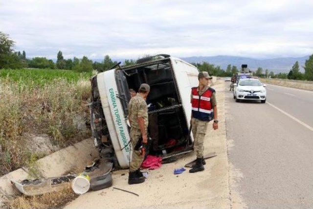 Tarım Işçilerini Taşıyan Midibüs Kaza Yaptı: 20 Yaralı