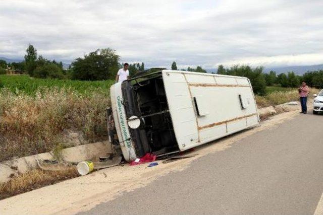 Tarım Işçilerini Taşıyan Midibüs Kaza Yaptı: 20 Yaralı