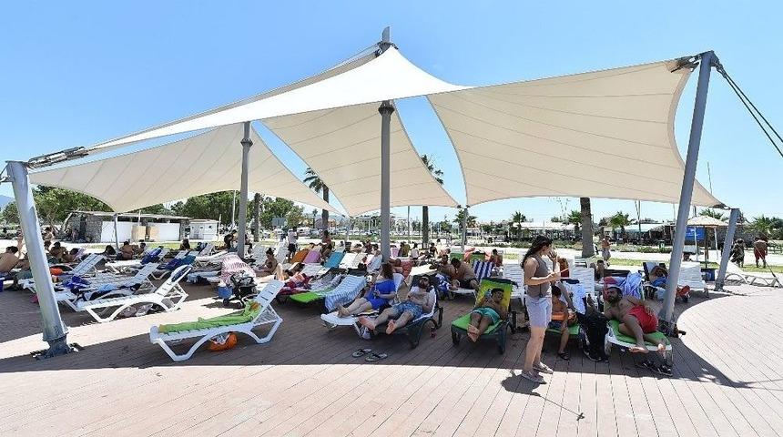 Urla Kum Denizi Plajı Dolup Taşıyor