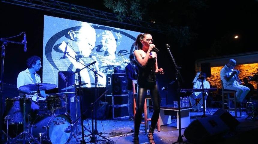 Sibel T&uuml;z&uuml;n Buca&rsquo;yı Coşturdu