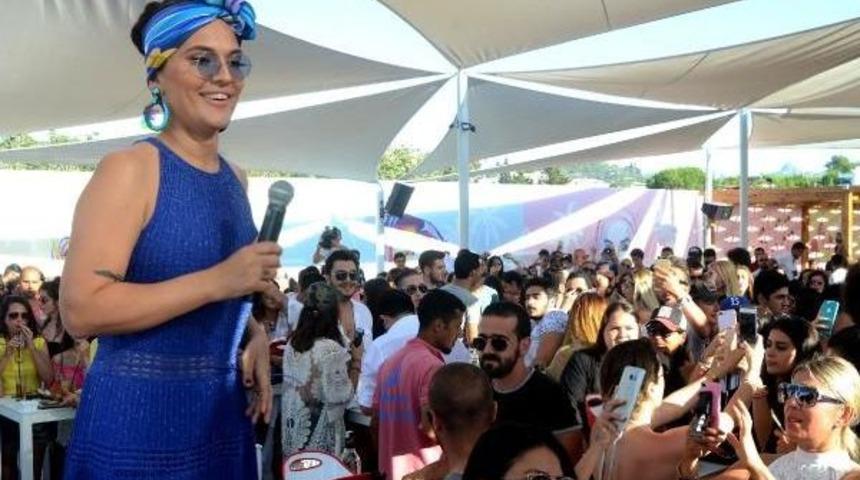 Demet Akalın Coşturdu