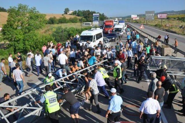 Tır Direkleri Devirdi, Bursa- Ankara Karayolu 1 Saat Kapandı