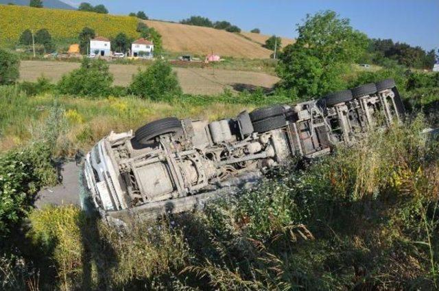 Tır Direkleri Devirdi, Bursa- Ankara Karayolu 1 Saat Kapandı