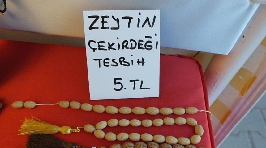 &Ccedil;&ouml;pe Giden Zeytin &Ccedil;ekirdeklerini Takıya D&ouml;n&uuml;şt&uuml;r&uuml;yor