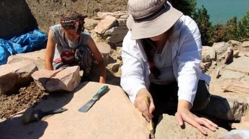 Teion Antik Kenti'ndeki Kazılara Abd'li &Ouml;ğrenciler De Katıldı