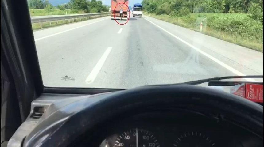 (&ouml;zel Haber) D-100 Karayolunda Bisiklet İle Tehlikeli Yolculuk