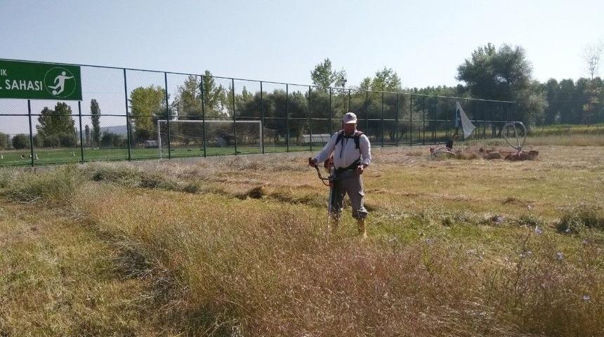 Hisarcık Futbol Sahasında Yabani Ot Temizliği