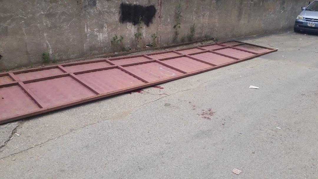 K&uuml;&ccedil;&uuml;k &Ccedil;ocuk 7.5 Metrelik Demir Kapının Altında Kalıp &Ouml;ld&uuml;