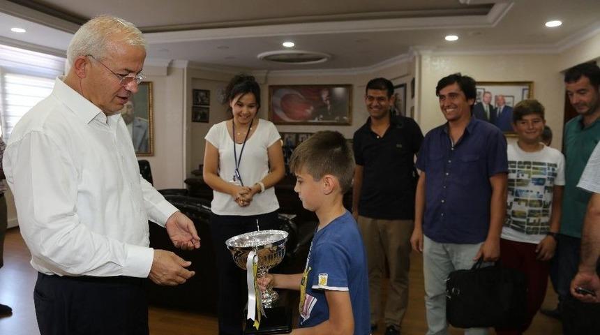 Başkan G&ouml;rmez&rsquo;e &Ccedil;ok &Ouml;zel Kupa