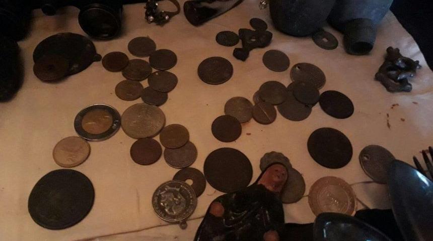 Bulduğu Tarihi Top Mermisini Keserken Patlamada &Ouml;len Adamın Evinden Onlarca Tarihi Eser &Ccedil;ıktı