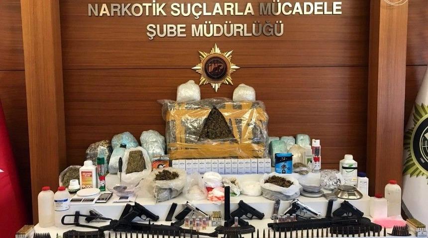 İstanbul&rsquo;da Uyuşturucu Operasyonu: 49 Kişi G&ouml;zaltında