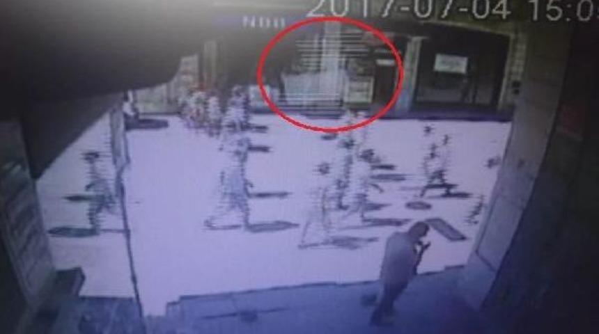 7'inci Kattan İstiklal Caddesi'nin Ortasına Yalıtım Malzemesi B&ouml;yle D&uuml;şt&uuml;