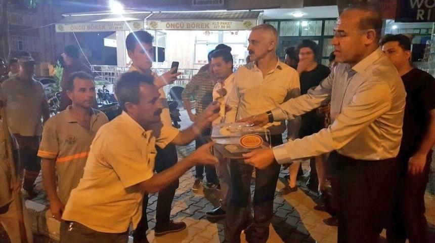 Asfalt İş&ccedil;ilerinin Gece Mesaisinde Dondurma İkramı