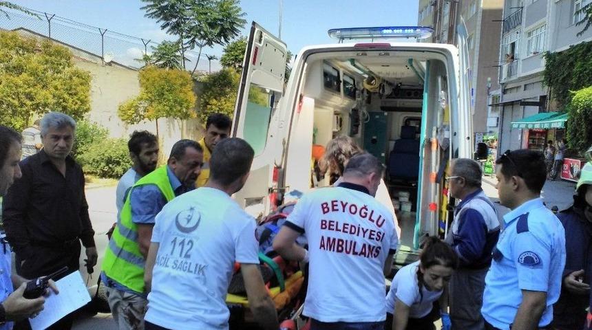Beyoğlu&rsquo;nda İnşaatı S&uuml;ren Bir Otelde Merdivenden D&uuml;şen İş&ccedil;i Ağır Yaralandı