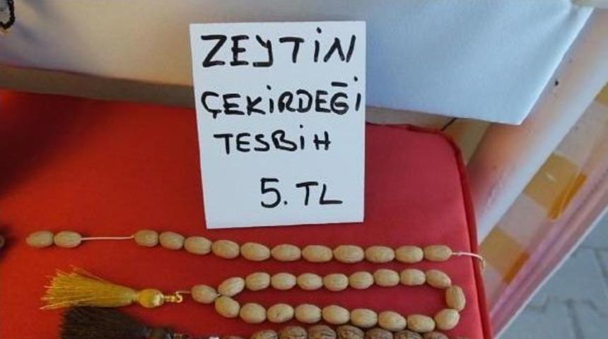 &Ccedil;&ouml;pe Atılan Zeytin &Ccedil;ekirdekleri Takı Oldu
