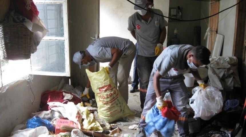 Tarsus&rsquo;ta &Ccedil;&ouml;p Yığınına D&ouml;nen Ev Boşaltıldı