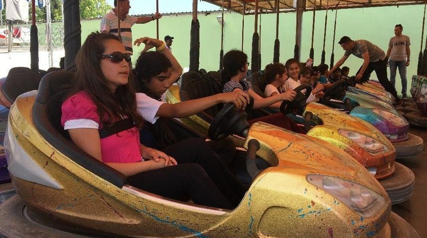 İzmitli &Ccedil;ocuklar Lunaparkta Eğlendi