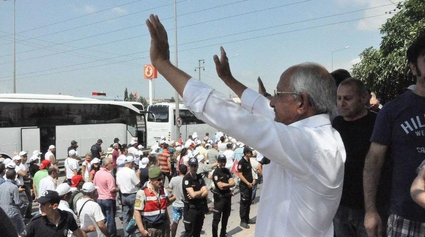 Kılı&ccedil;daroğlu, Kendisine Birebir Benzeyen Vatandaşla Yan Yana Y&uuml;r&uuml;d&uuml;