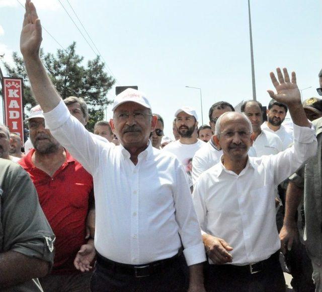 Kılıçdaroğlu, Kendisine Birebir Benzeyen Vatandaşla Yan Yana Yürüdü