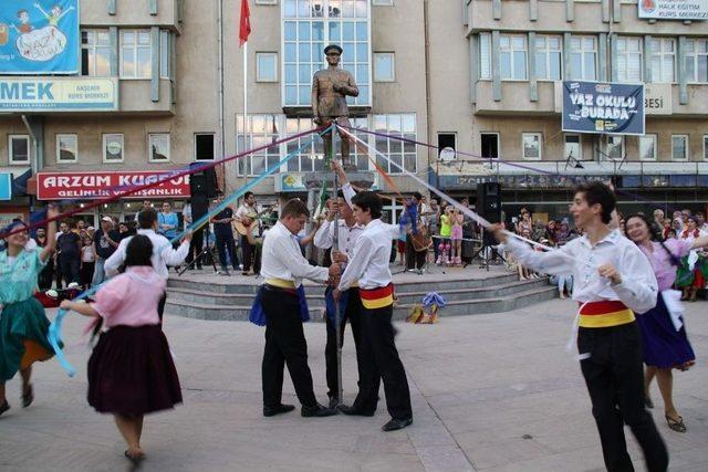 Akşehir Nasreddin Şenliklerinde Yerli Ve Yabancı Dans Grupları Danslarını Sergiledi