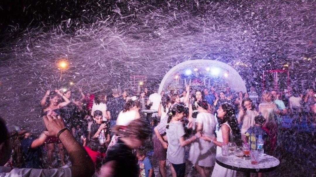 Kuşadası&rsquo;nda Tatil Yapan İranlı Turistler Eğlencede Sınır Tanımadı