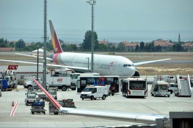 G&uuml;ney Kore U&ccedil;ağı Teknik Arıza Nedeniyle Atat&uuml;rk Havalimanı na Indi 1